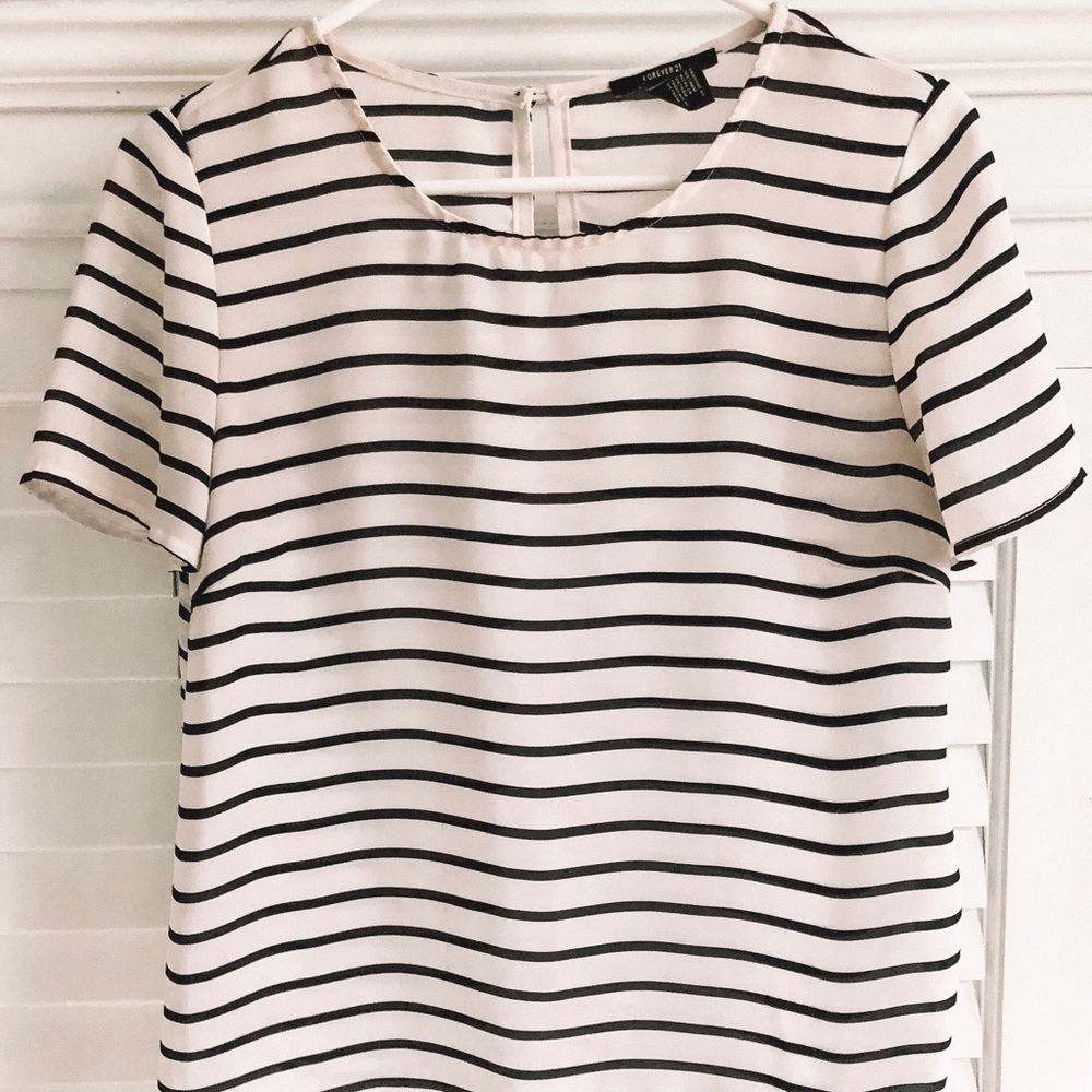 Flowy White and Black Short Sleeve Top